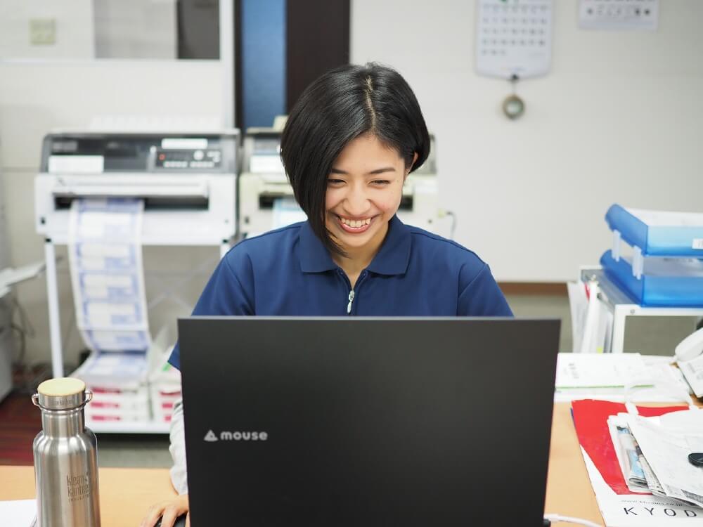 ジオパック株式会社 ノートパソコンで作業をする女性